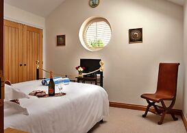 Loft in Cotswolds With Pool & Scenic Gardens