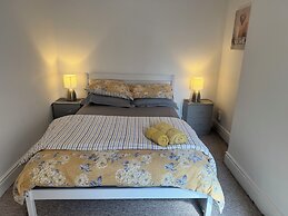 Stylish Home Near Shopping - Book Summer Stays Now