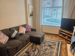 Stylish Home Near Shopping - Book Summer Stays Now