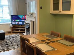 Stylish Home Near Shopping - Book Summer Stays Now