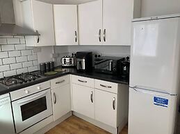 Stylish Home Near Shopping - Book Summer Stays Now