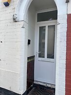 Stylish Home Near Shopping - Book Summer Stays Now