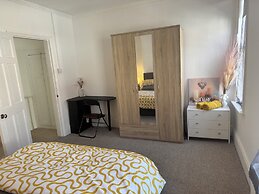 Stylish Home Near Shopping - Book Summer Stays Now