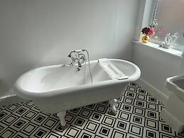 Stylish Home Near Shopping - Book Summer Stays Now