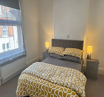 Stylish Home Near Shopping - Book Summer Stays Now