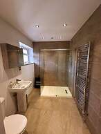 Stylish Happiness Home in Surrey