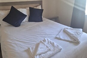 2 Bed Caravan - Sleeps 6 - Pets - Pool - Parking