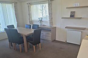 2 Bed Caravan - Sleeps 6 - Pets - Pool - Parking