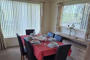 2 Bed Caravan - Sleeps 6 - Pets - Pool - Parking