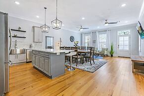 Spacious 4BR Condo with Pool