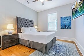 Spacious 4BR Condo with Pool