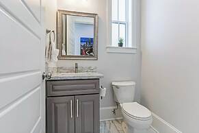 Spacious 4BR Condo with Pool