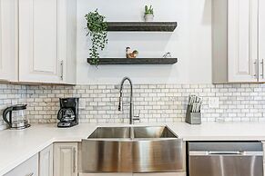 Spacious 4BR Condo with Pool