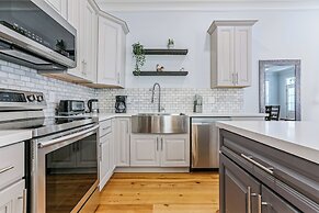 Spacious 4BR Condo with Pool