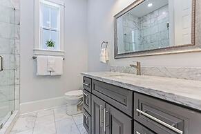 Spacious 4BR Condo with Pool