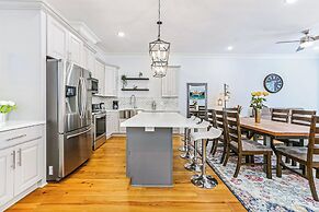 Spacious 4BR Condo with Pool