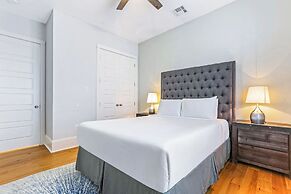 Spacious 4BR Condo with Pool