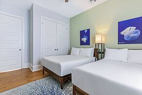 Spacious 4BR Condo with Pool