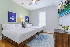 Spacious 4BR Condo with Pool