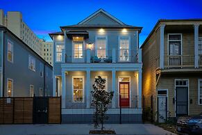 Spacious 4BR Condo with Pool