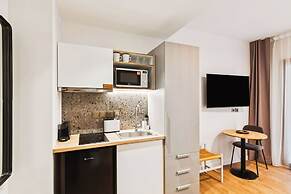 Limehome Piraeus Iris