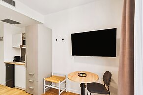 Limehome Piraeus Iris
