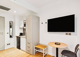 Limehome Piraeus Iris