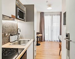 Limehome Piraeus Iris