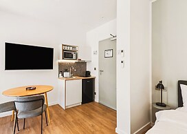 Limehome Piraeus Iris
