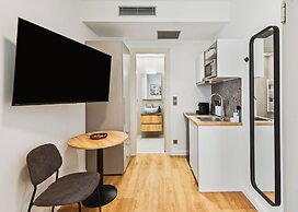 Limehome Piraeus Iris