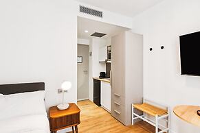 Limehome Piraeus Iris