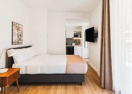 Limehome Piraeus Iris