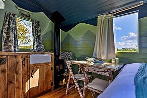 Tranquil Shepherds Hut With Stunning Views, No Deposit