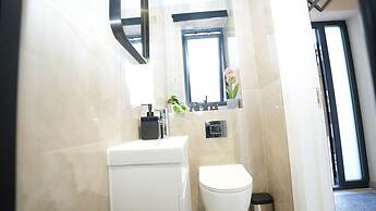 Charming London House - Sleeps 4 & Outdoor Space