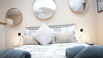 Charming London House - Sleeps 4 & Outdoor Space