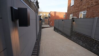 Charming London House - Sleeps 4 & Outdoor Space