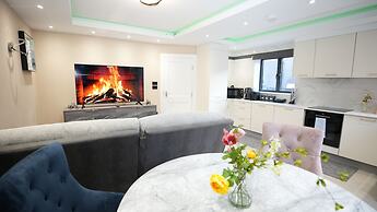 Charming London House - Sleeps 4 & Outdoor Space