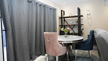 Charming London House - Sleeps 4 & Outdoor Space
