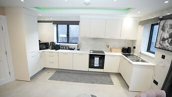 Charming London House - Sleeps 4 & Outdoor Space