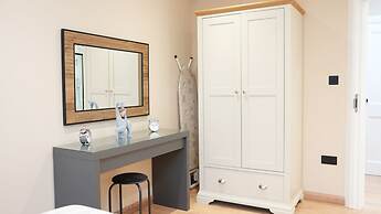 Charming London House - Sleeps 4 & Outdoor Space