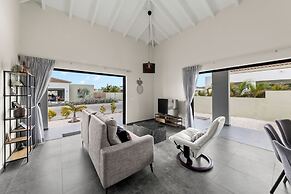 Villa Cuarenta Y Tres at Mambo Beach