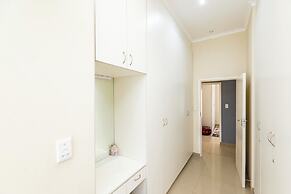 Modern Executive Unit