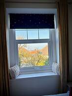 5 Guests - 2 Bedrooms - Free Parking - 1min Beach