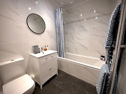 5 Guests - 2 Bedrooms - Free Parking - 1min Beach