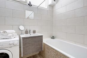 1BR Eiffel Tower & Rue Cler