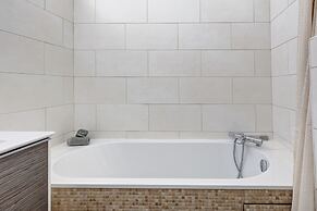 1BR Eiffel Tower & Rue Cler