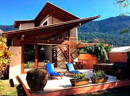 Casa c Wi-fi Jacuzzi e Churrasqueira em Guaec SP