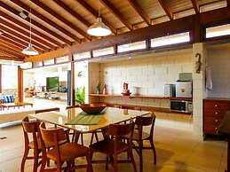 Casa c Wi-fi Jacuzzi e Churrasqueira em Guaec SP