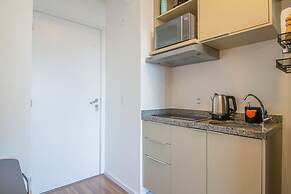 Studio Elegante com Varanda e Tima Localiza o