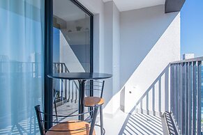 Studio Elegante com Varanda e Tima Localiza o